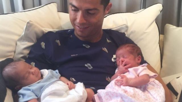 Ronaldo no pudo conocer antes a los mellizos por estar disputando la Copa Confederaciones con su selección.