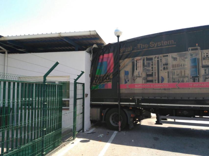 El camión empotrado en la garita de la fábrica de Iveco.