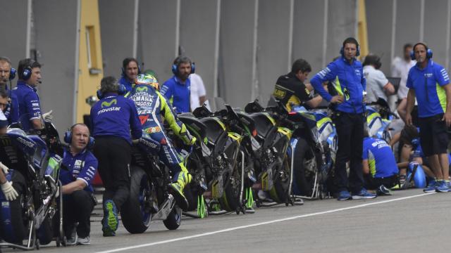 Valentino Rossi entra a cambiar de moto en la carrera 'flag to flag' en Sachsenring, la pasada temporada.