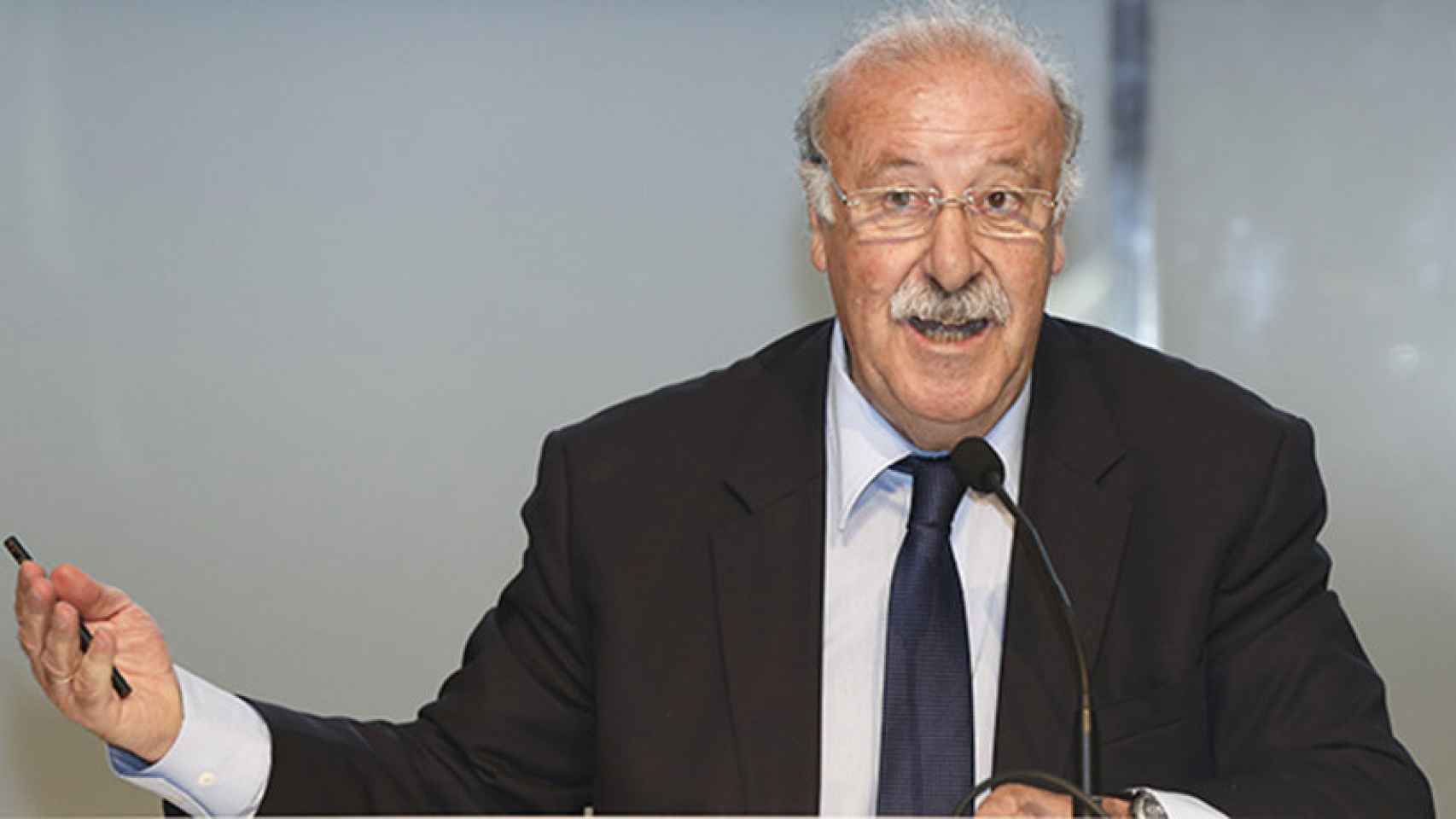 Vicente del Bosque en una conferencia. Foto: sefutbol.com