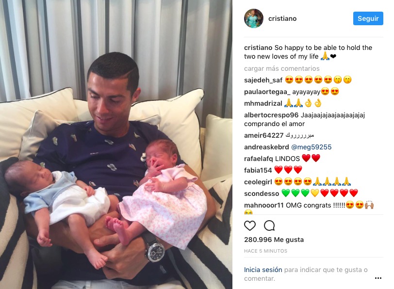 Primera foto de Cristiano con sus dos hijos recién nacidos