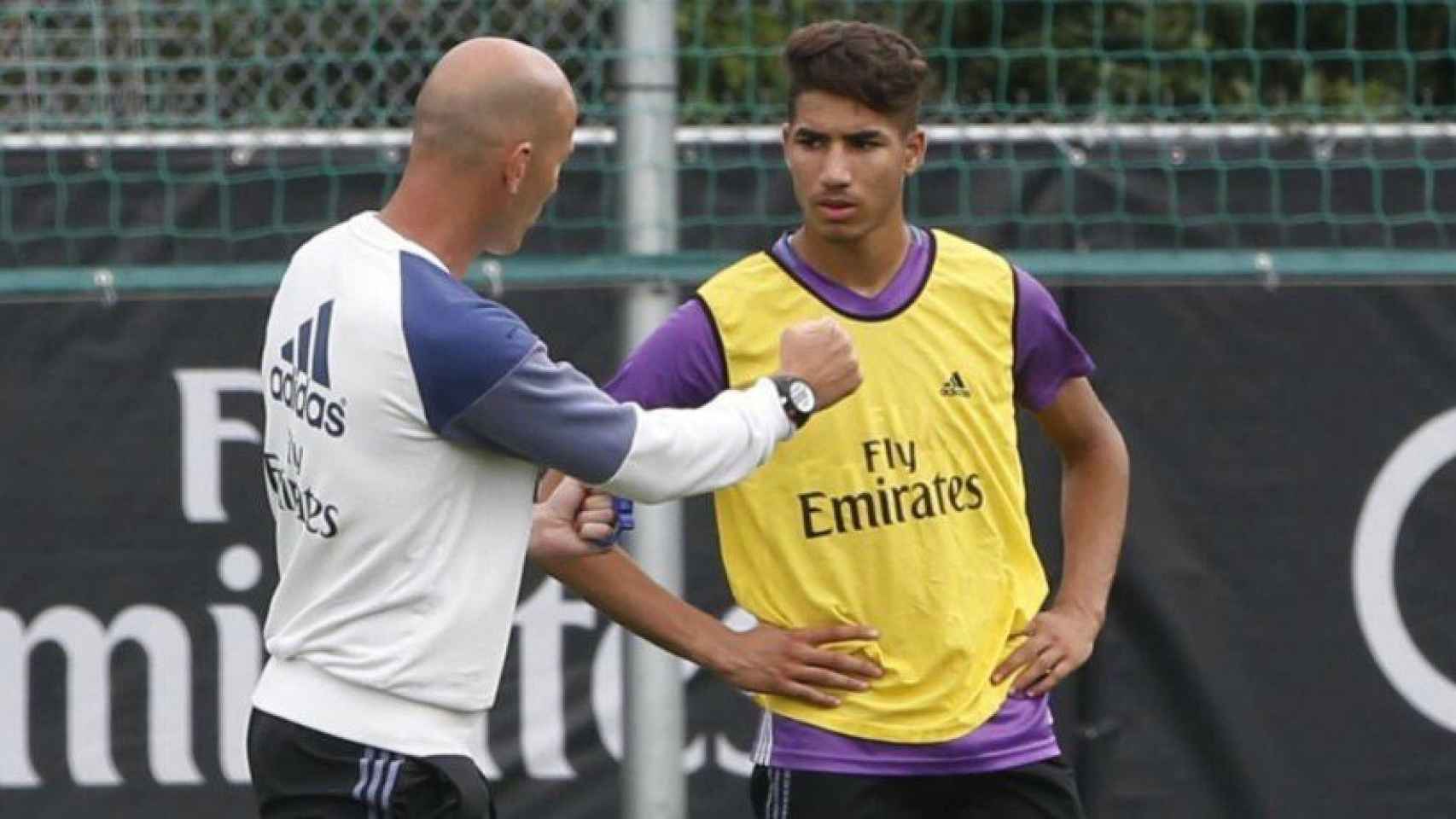 Achraf, atento a las indicaciones de Zidane. Foto Twitter (@arrahakimi)