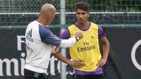 Achraf, atento a las indicaciones de Zidane. Foto Twitter (@arrahakimi)