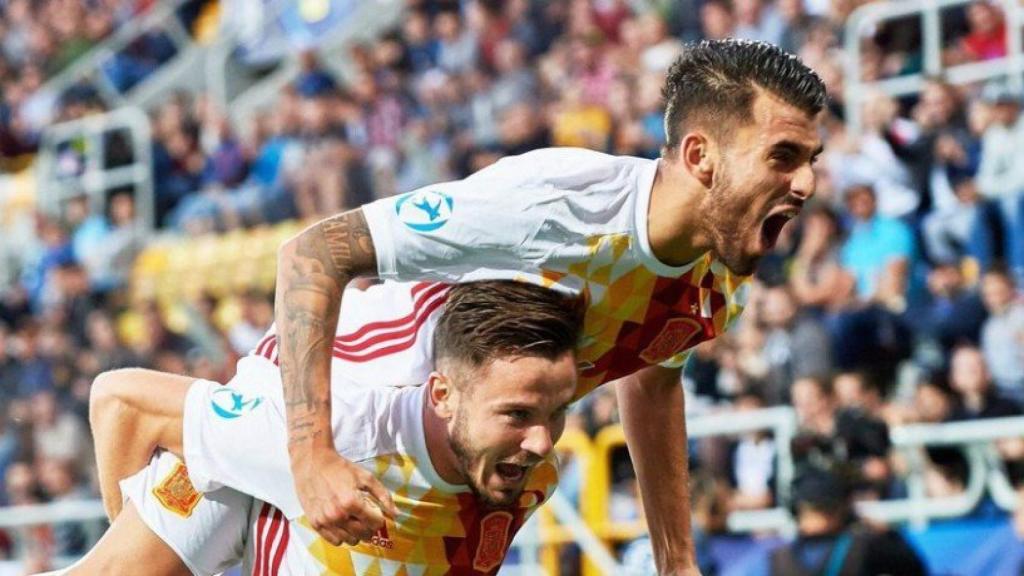 Ceballos celebra un gol con la Sub21 junto a Saúl. Foto Twitter (@DaniCeballos46)