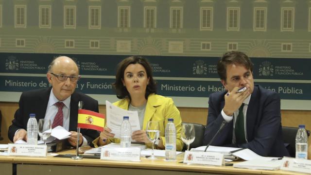 Cristóbal Montoro con la vicepresidenta Soraya Sáenz de Santamaría y el secretario de Estado Roberto Bermúdez de Castro.