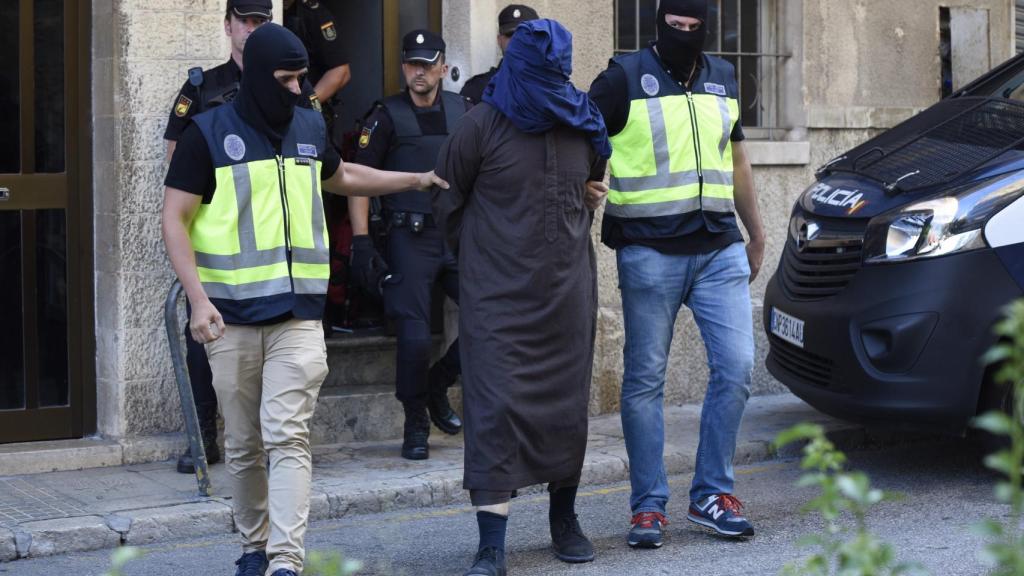 Momento de la detención de uno de los islamistas radicales afincados en Inca.