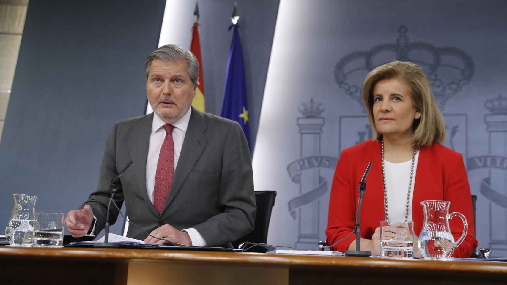 El portavoz del Gobierno y ministro de Cultura, Íñigo Méndez de Vigo y la ministra de Empleo, Fátima Bañez.
