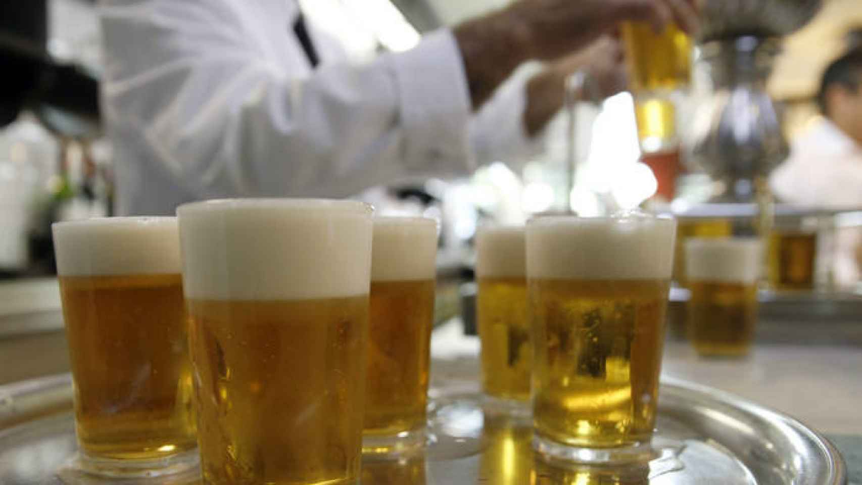 Varias cervezas en un bar, en una imagen de archivo.
