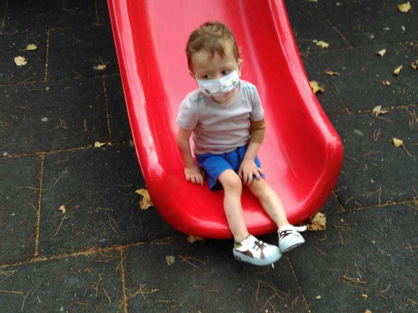 El pequeño Abel pasó su tercer cumpleaños en la UCI, mientras Víctor disfrutaba de su vocación de granjero con sus tíos en el campo. En la foto, Abel disfrutando del tobogán en un parque.