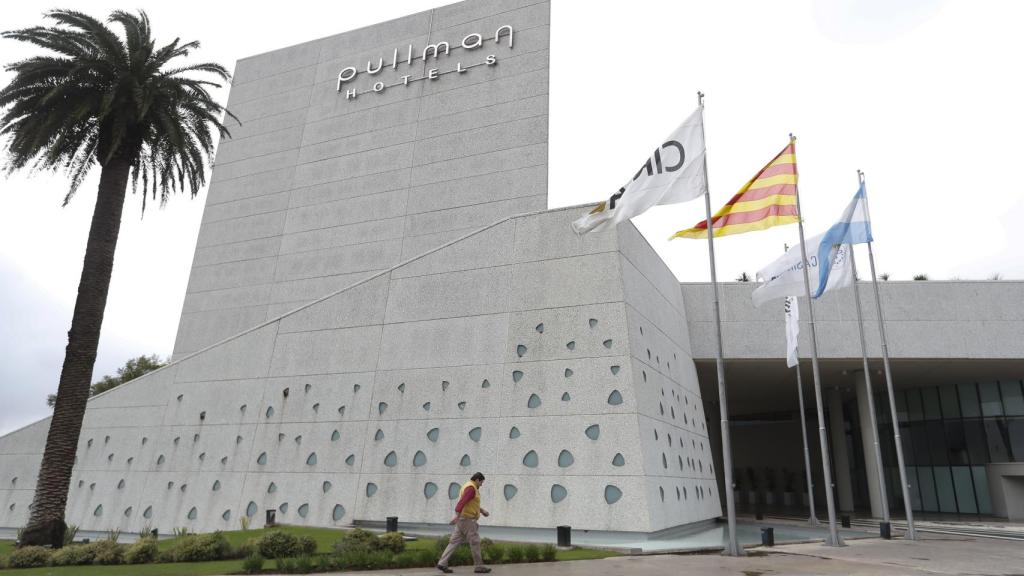 La bandera catalana, junto a la argentina en el hotel en el que se casa Messi.