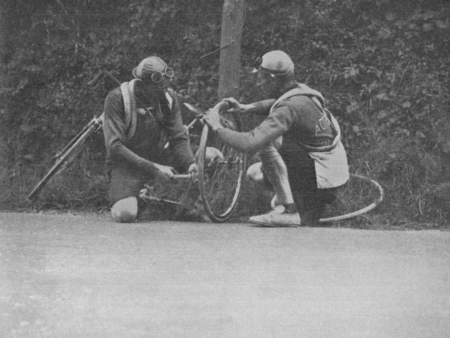 Así era el ciclismo hace un siglo, cuando los pinchazos eran un asunto personal.