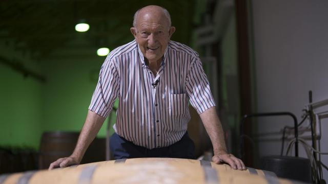 Alejandro Fernández y su hija Eva en los viñedos donde elaboran el tinto 'El Vínculo'.