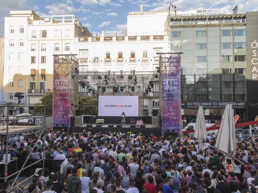 El escenario de cabaret en la plaza Pedro Zerolo.