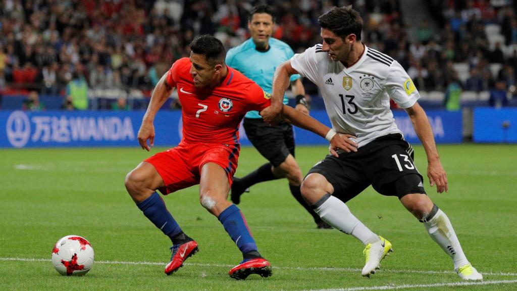 Alexis Sánchez y Stindl pelean por un balón.