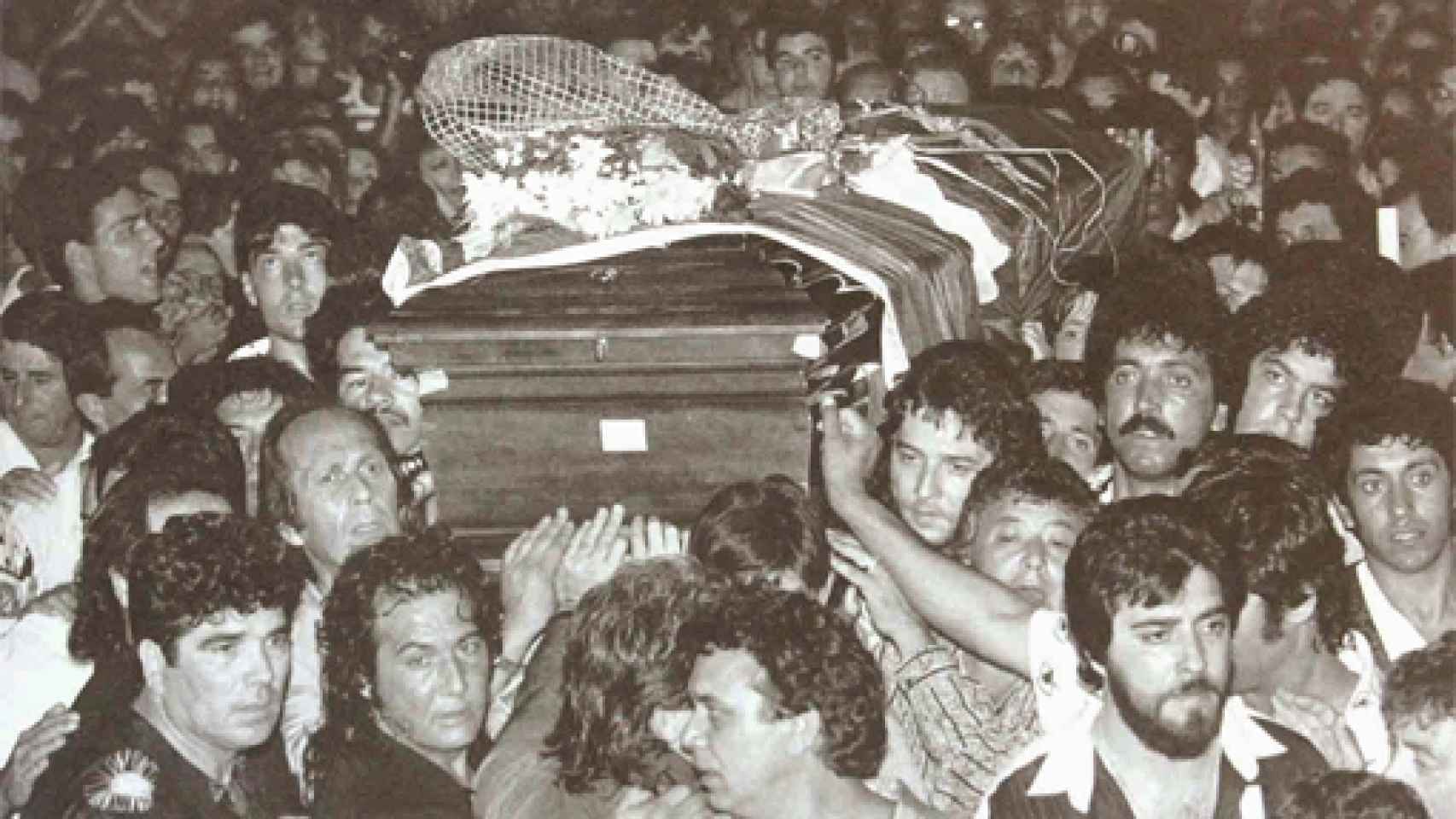 Paco de Lucía sostiene en féretro de Camarón en su funeral