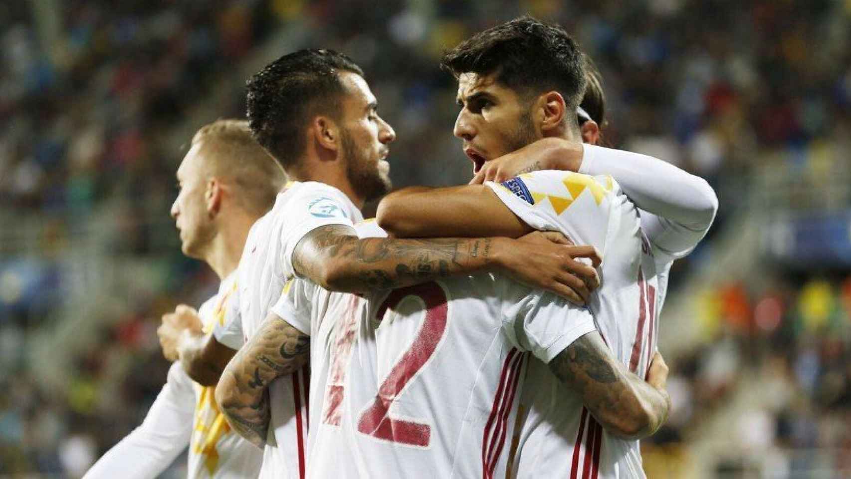 Ceballos y Asensio celebran junto a sus compañero un gol durante el Europeo