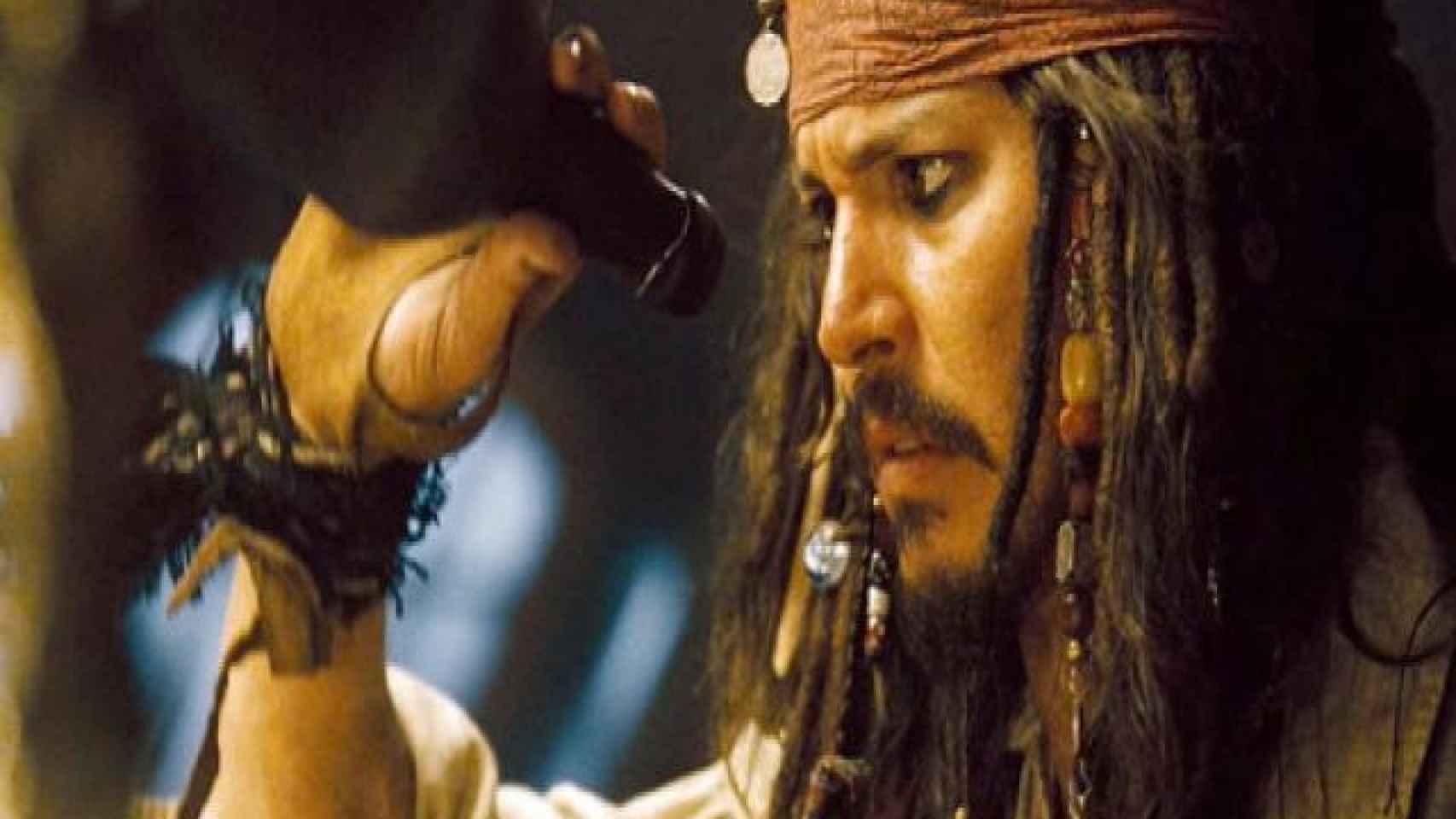 Fotograma de la película Piratas del Caribe. Su protagonista, Jack Sparrow, vive pegado a una botella de ron.