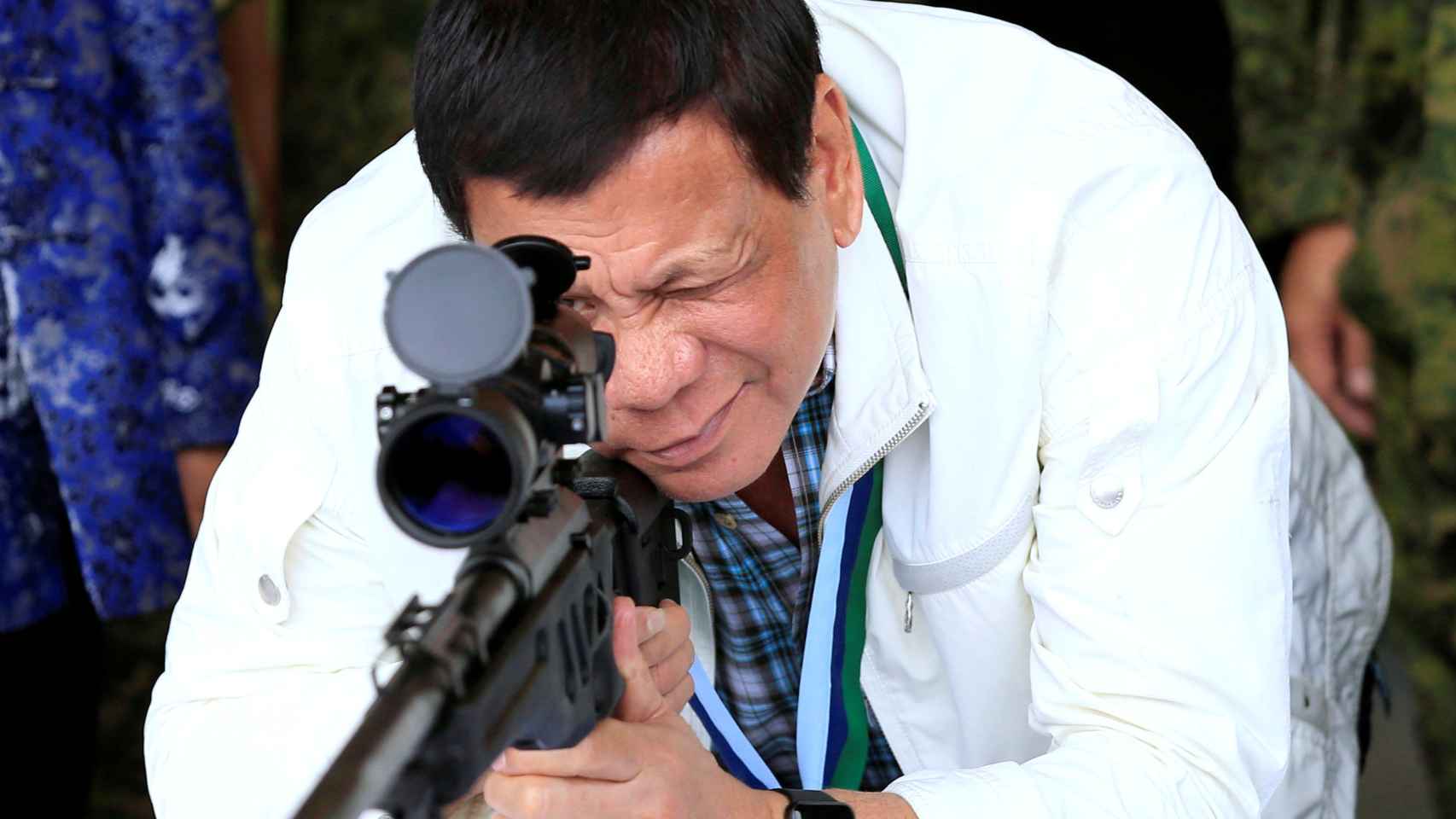 Duterte con un rifle en una base aérea de la ciudad de Ángeles