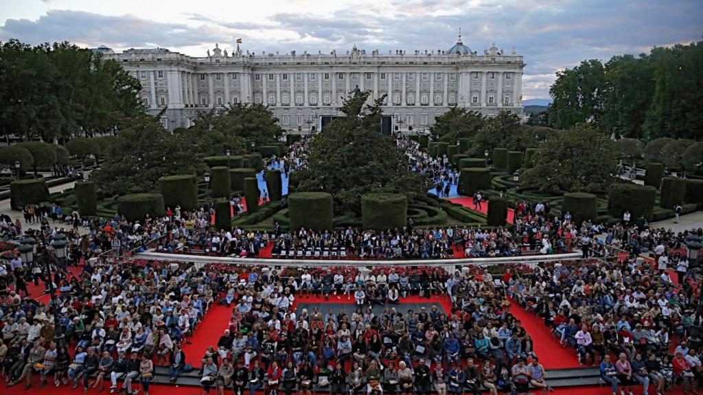 Asistentes a la proyección de Madama Butterfly en uno de los tres espacios de la plaza de Oriente.