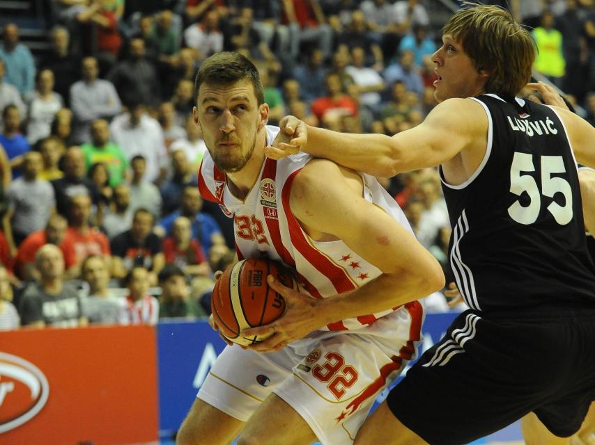 Ognjen Kuzmic en un partido con el Estrella Roja.