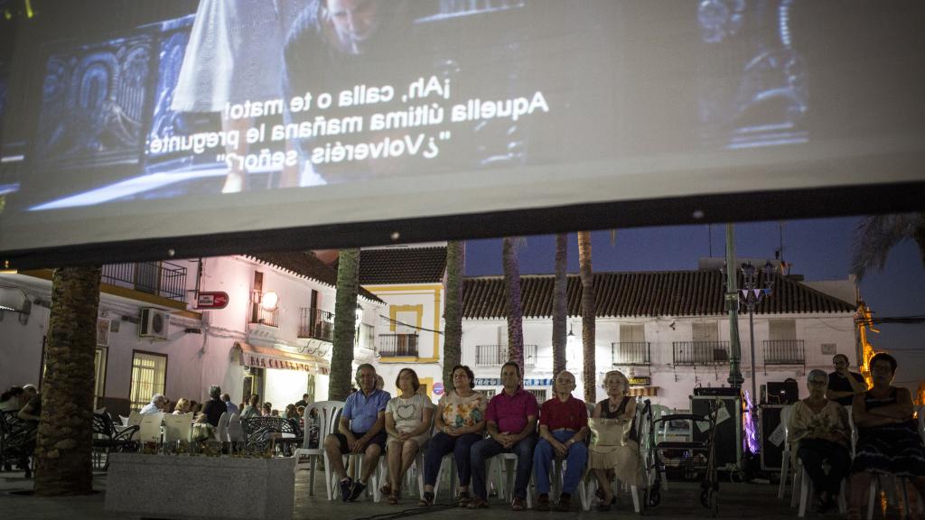 Antonio, acompañado de los vecinos del pueblo, no perdió detalle de la primera ópera que presenció en su vida.