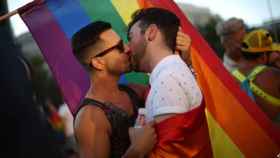 Dos jóvenes se besan en la manifestación del Madrid World Pride 2017.