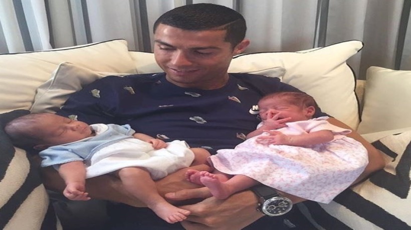 Cristiano Ronaldo con sus hijos recién nacidos. Foto: Twitter (@cristiano).