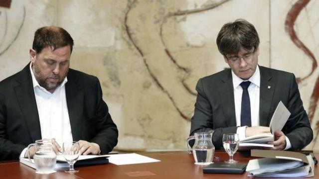 Oriol Junqueras y Carles Puigdemont, en una reunión del Gobierno catalán.