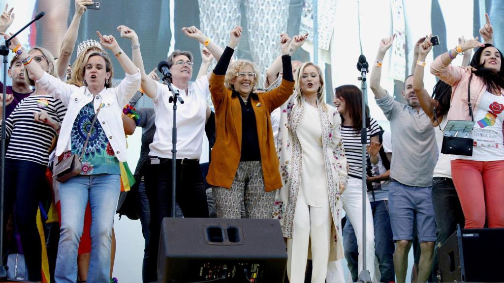 Manuela Carmena y Cristina Cifuentes, sobre el escenario al final de la manifestación