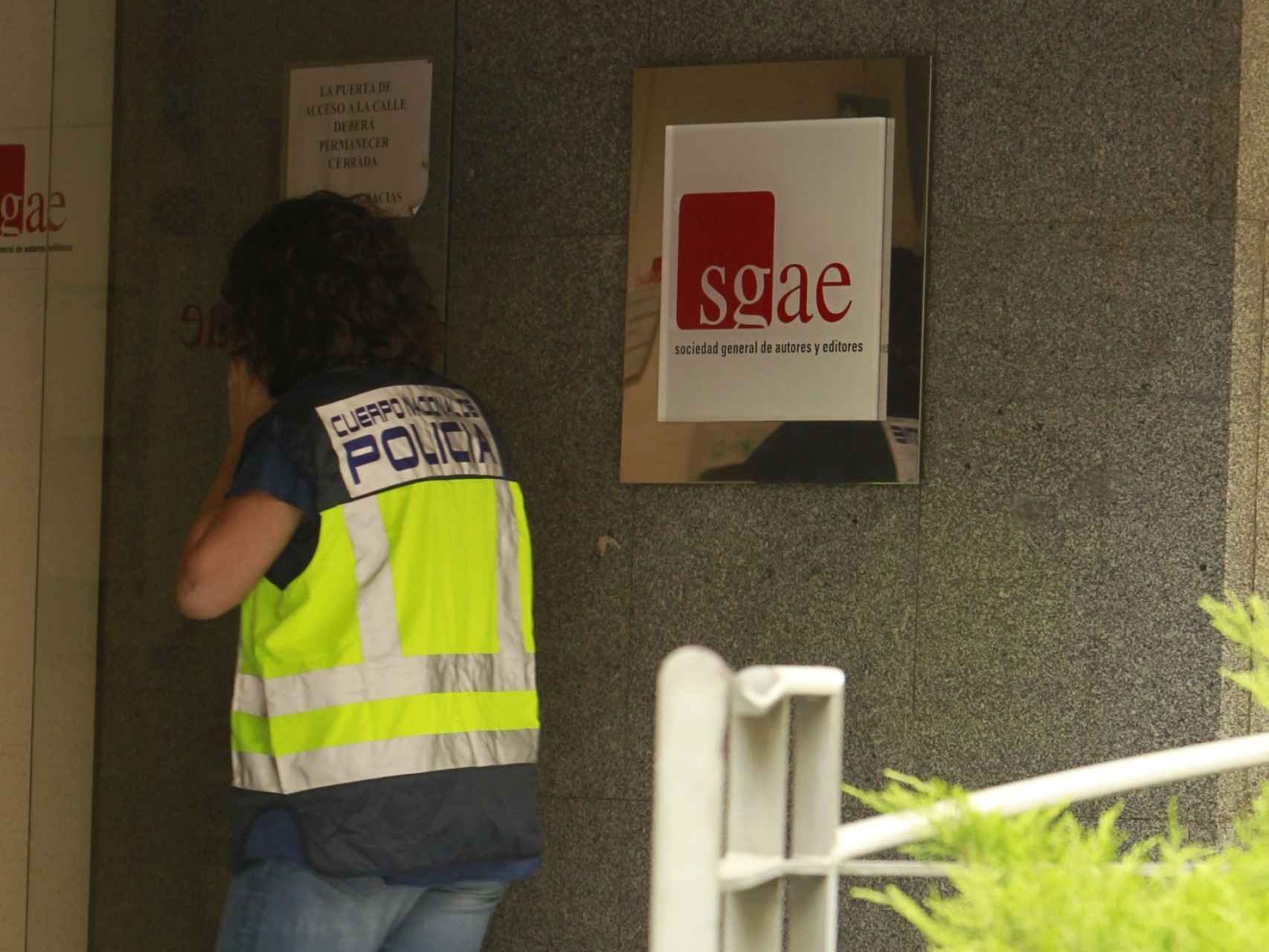 Efectivos de la Policía Nacional en las instalaciones de la SGAE durante las 18 detenciones.
