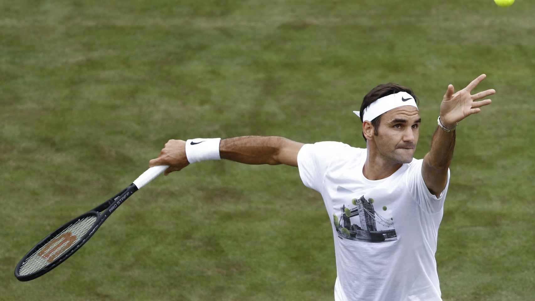 Federer, sacando en un entrenamiento en Wimbledon.