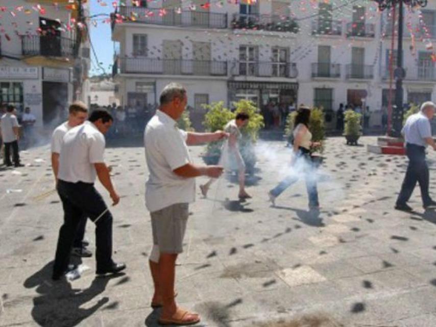 Imagen de la plaza principal de Tolox (Málaga) en plena fiesta de la 'cohetá'.