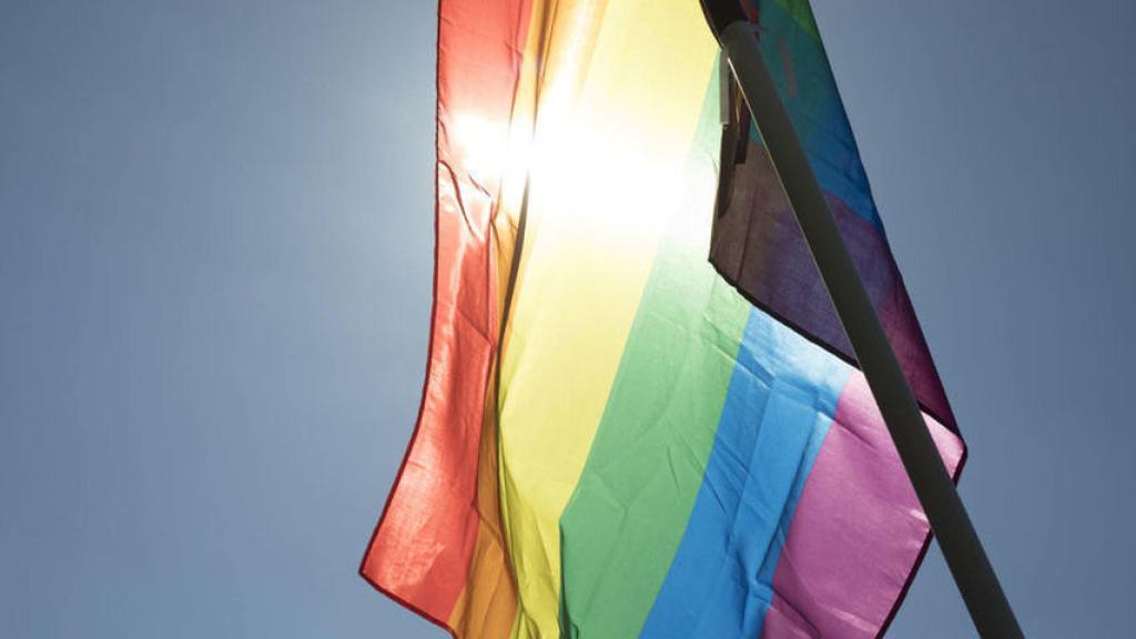 Una bandera luce en la marcha del Orgullo.