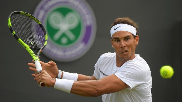 Nadal, golpeando un revés cortado ante Millman.