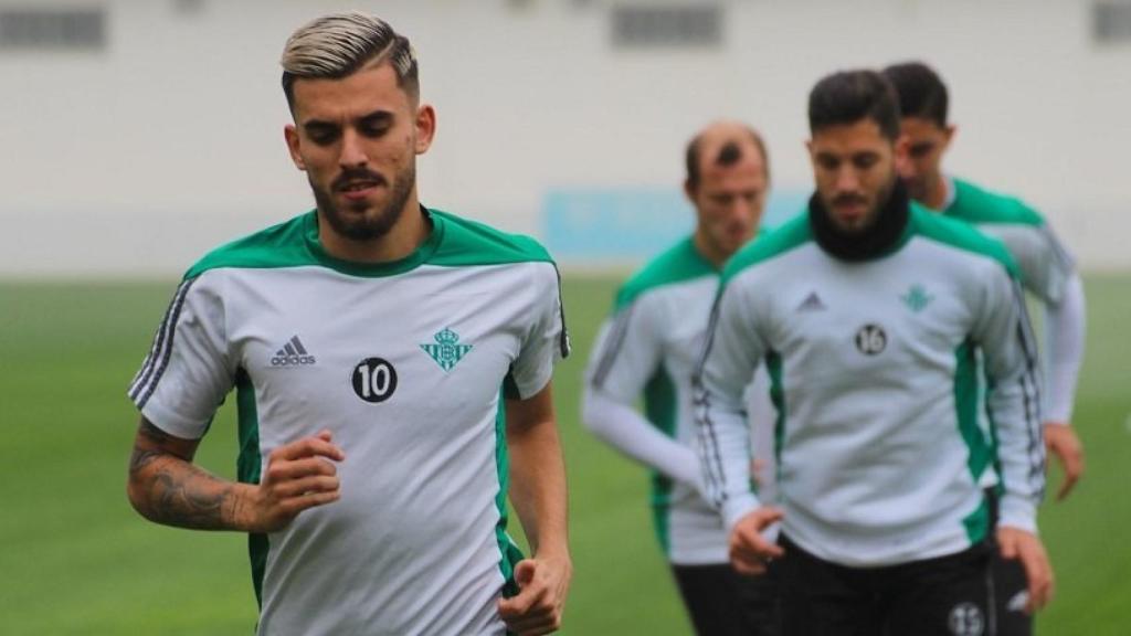 Ceballos en un entrenamiento con el Betis. Foto: realbetisbalompie.es