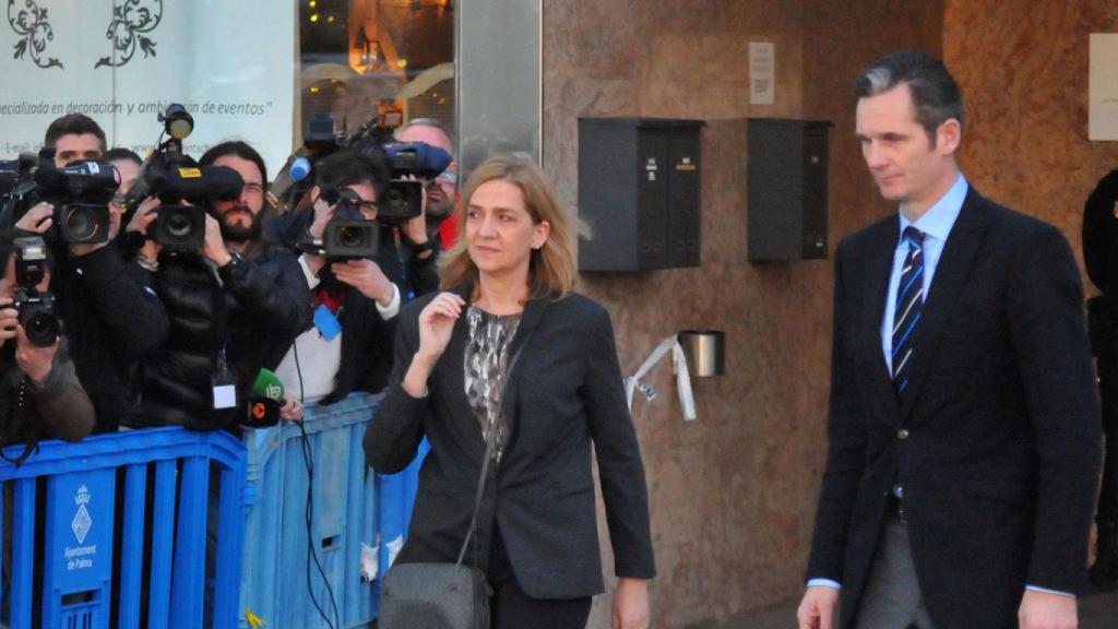 La infanta Cristina y Urdangarín, saliendo del juicio en la Audiencia de Palma