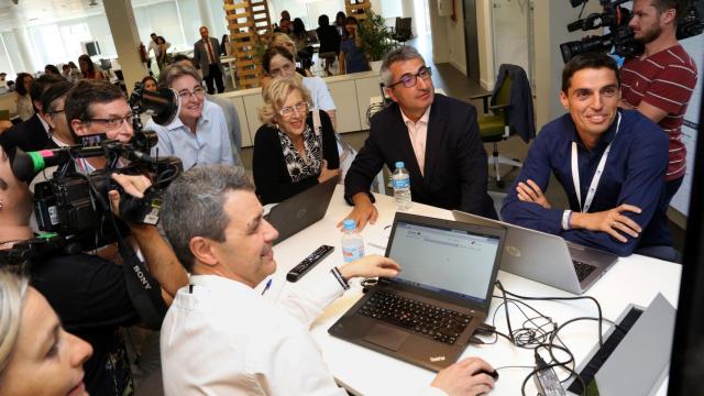 La alcaldesa de Madrid, Manuela Carmena, ha acudido a la inauguración del centro de innovación.