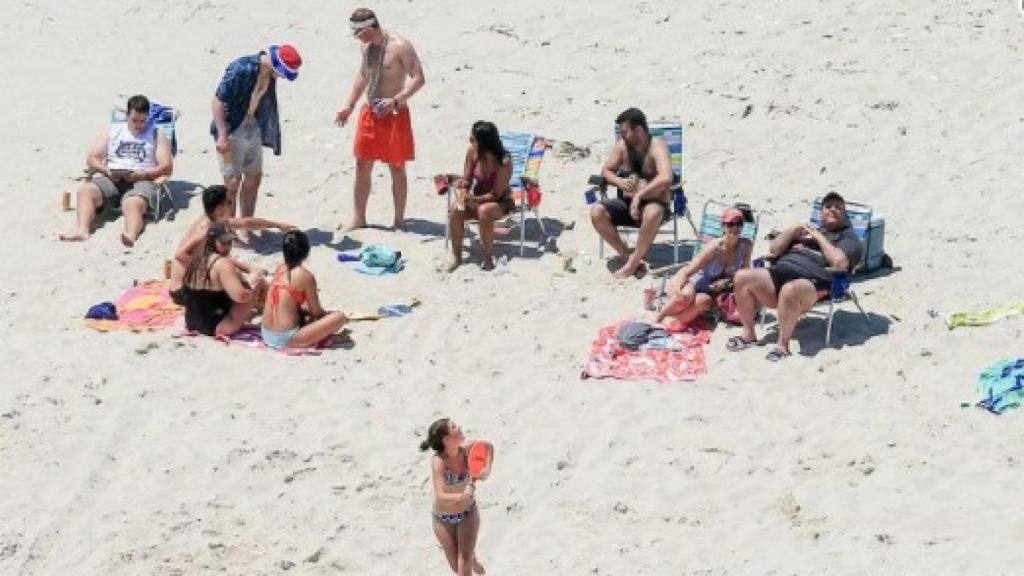 Chris Christie, a la derecha de la imagen, con su familia en la playa