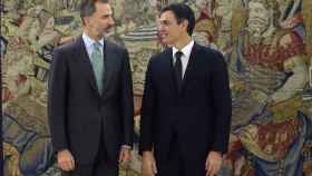 El rey Felipe VI y el líder del PSOE, Pedro Sánchez, este martes en Zarzuela.