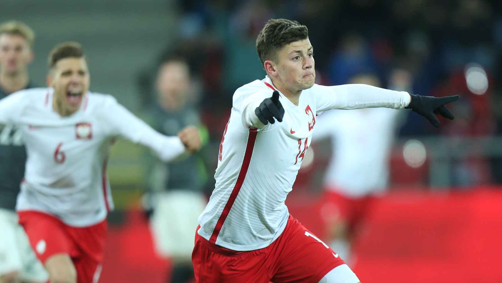 Dawid Kownacki celebra un gol con Polonia.