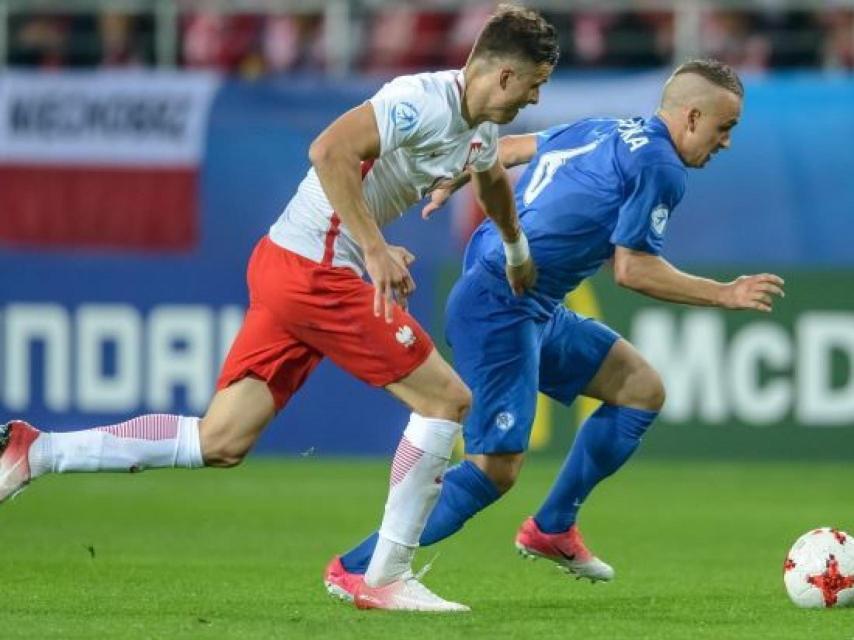 Stanislav Lobotka (de azul) se intenta ir de su defensor.