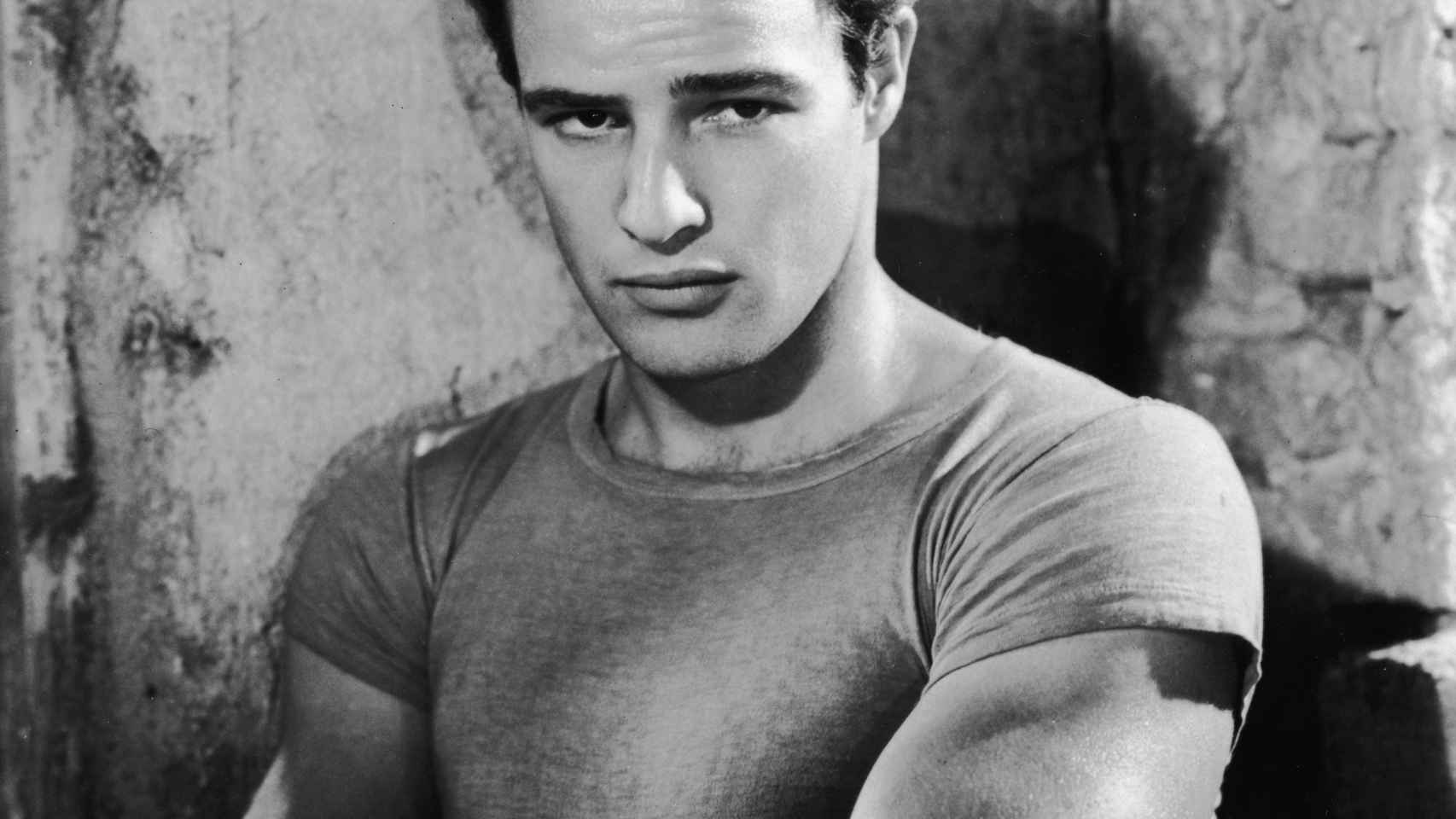 El actor popularizó la camiseta básica gracias a su papel en Un tranvía llamado deseo (1951). | Foto: Getty Images.