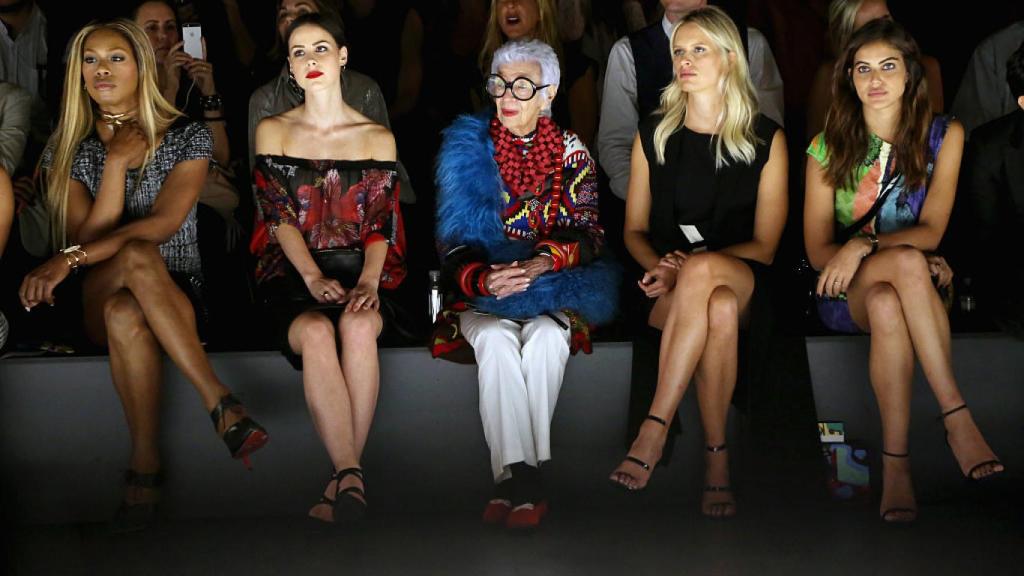 De desfile en desfile, Iris Apfel comparte front row con las editoras y modelos del momento. | Foto: Getty Images.