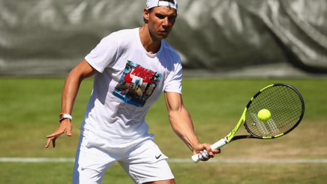 Nadal, voleando en un entrenamiento en Wimbledon.