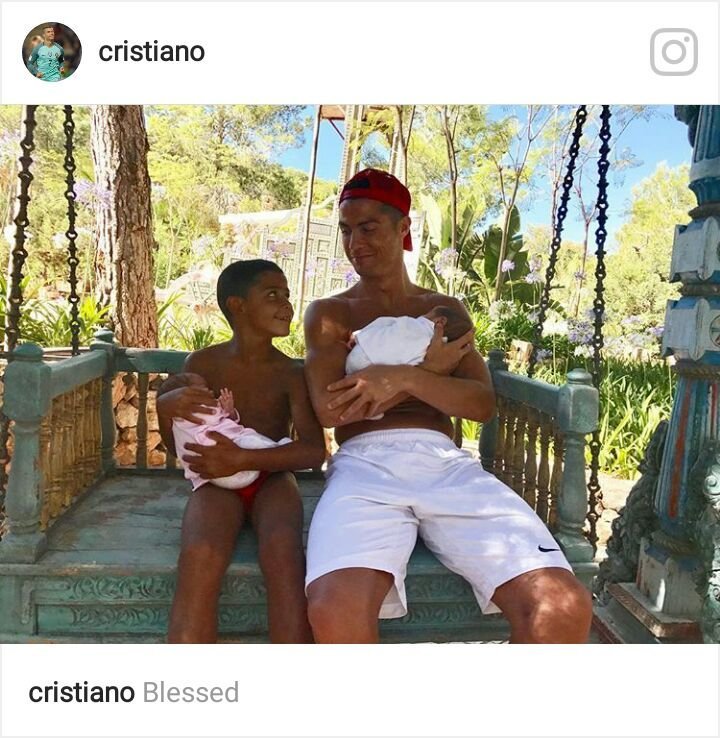 Cristiano posa por primera vez con sus tres hijos