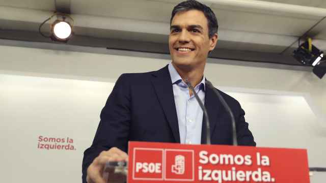 Pedro Sánchez en Ferraz, ofreciendo su primera rueda de prensa tras ser reelegido al frente del PSOE en 2017.