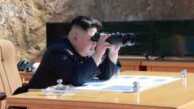 Kim Jong-un con sus prismáticos durante el lanzamiento del misil