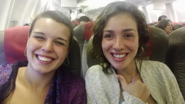 Laura y Andrea en el avión de Las Palmas a El Aaiún la noche del lunes.