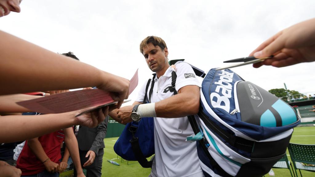 Ferrer, firmando autógrafos tras su victoria ante Gasquet.