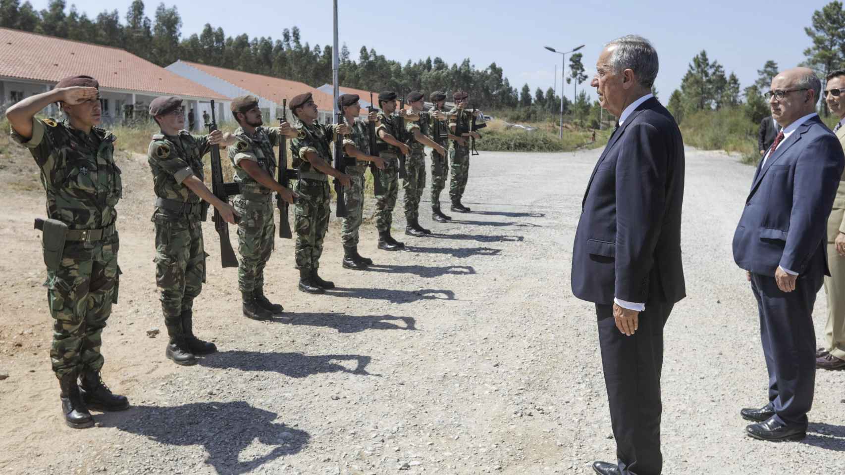 Sousa con el ministro de Defensa pasa revista a las tropas en Tancos